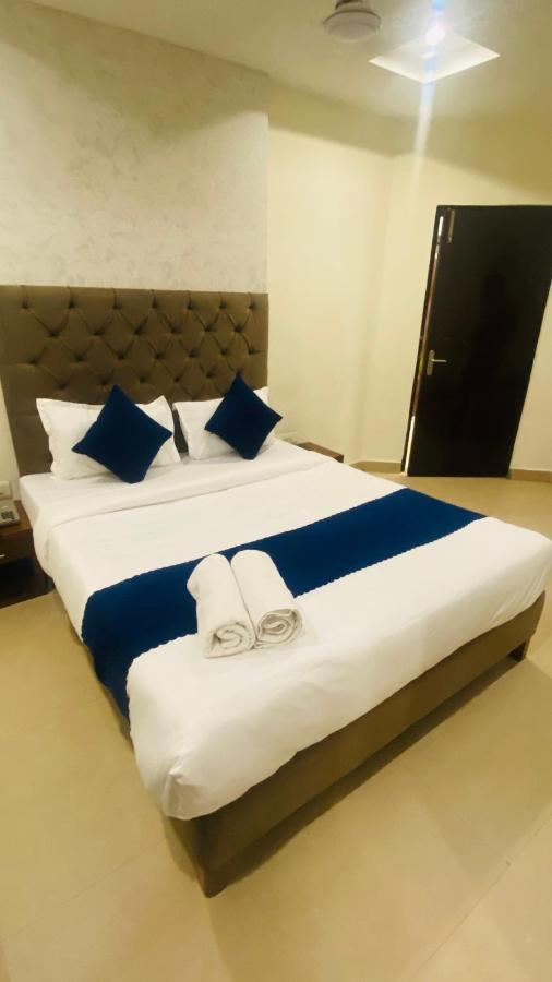Hotel Landmark Chandīgarh Eksteriør billede